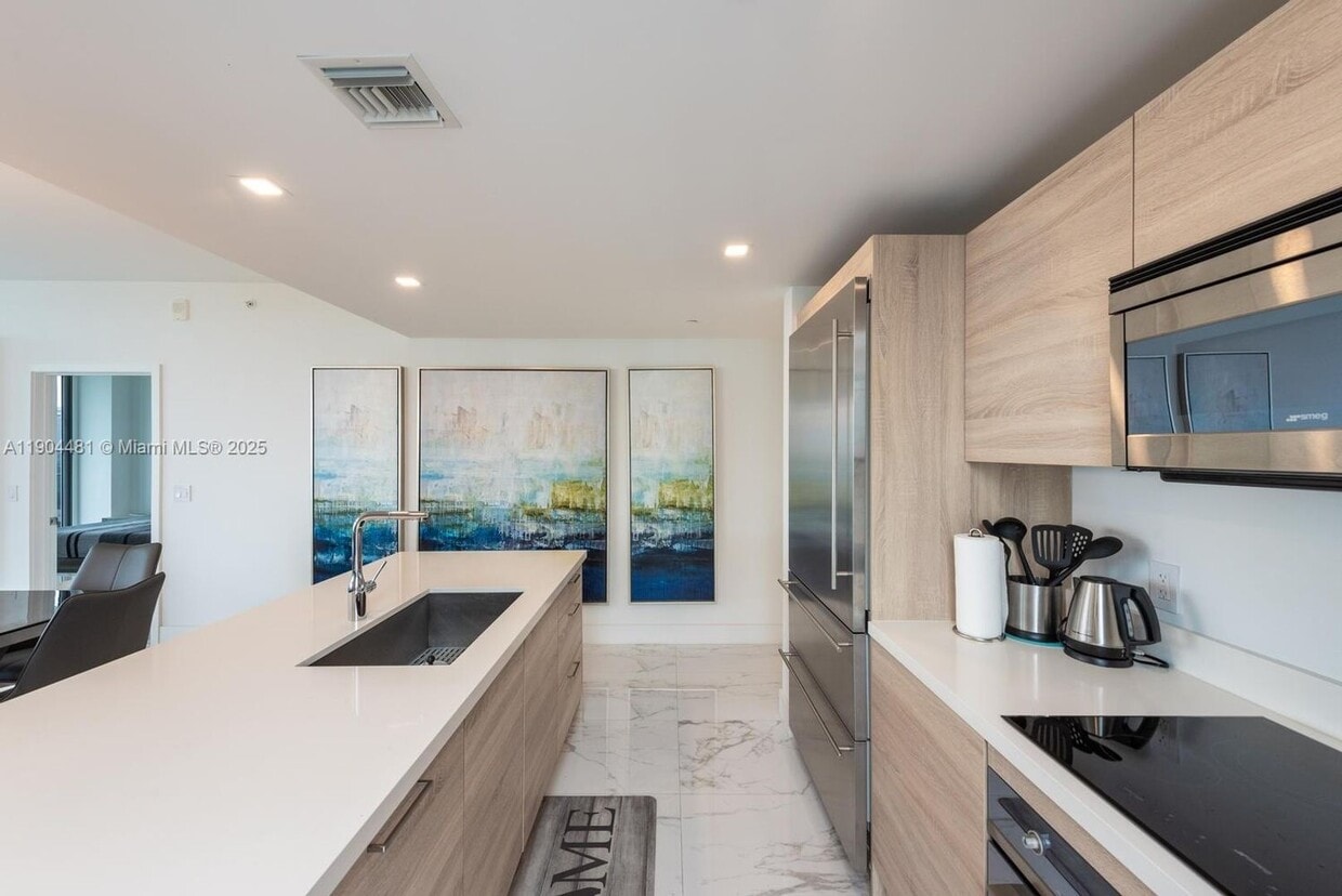 Photo - 16385 Biscayne Boulevard 2001, North Miami Beach, FL 33160