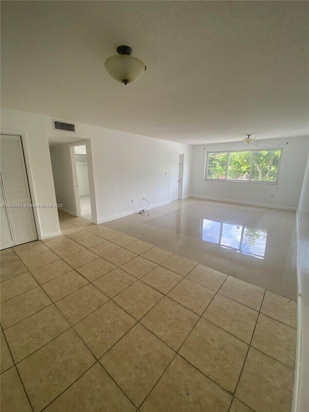 Foto principal - 6930 Miami Gardens Dr