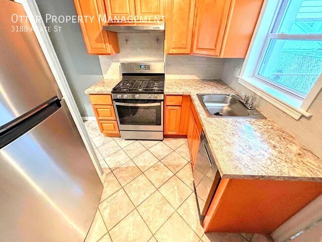 Building Photo - Lovely 2BR/1BA Port Richmond Home with Pri...