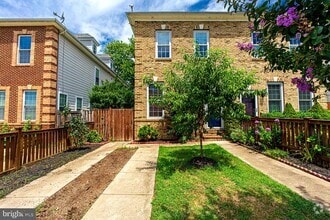 Building Photo - 10 E Reed Ave