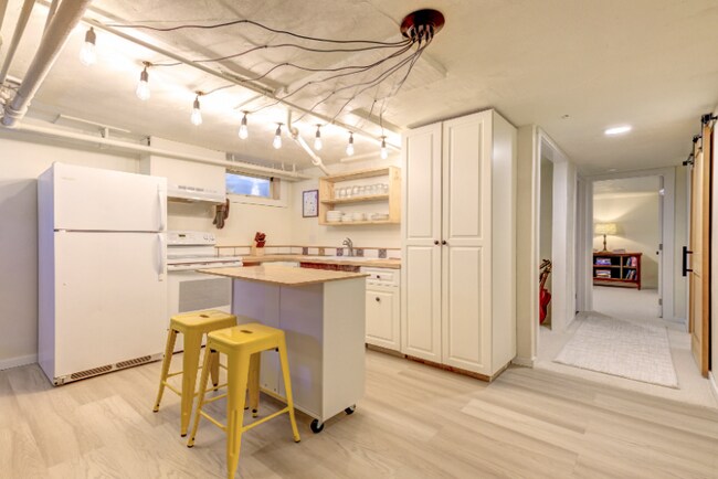 Foto del edificio - 102 McLeod Ave