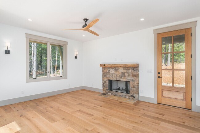 Foto del edificio - Stunning House w/ Amenities to Camp Lake J...