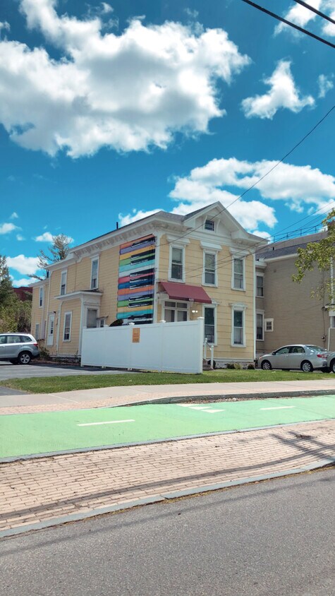 Building Photo - 413 University Ave