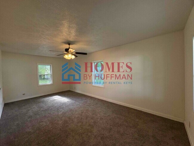 Foto del edificio - Three Bedroom House | Detached Garage