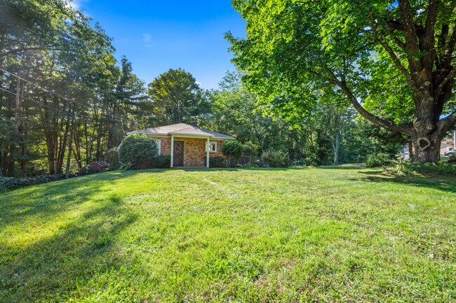 Foto del edificio - 64 Old Monson Rd