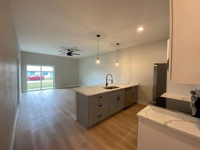 Foto del edificio - 10524 Pendleton Ave