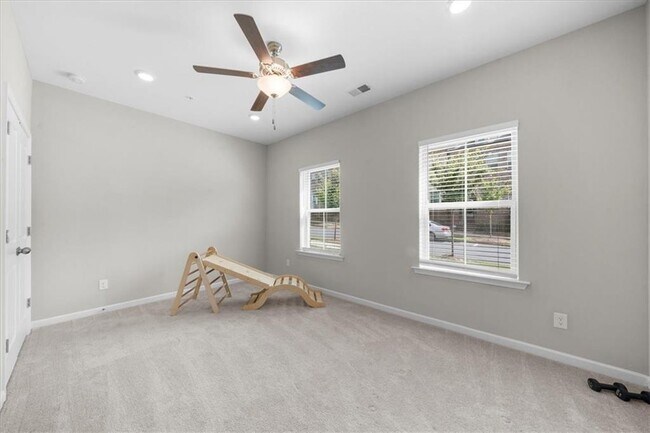 Foto del edificio - 324 Commons Ave