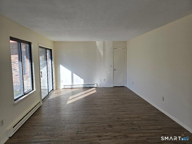 Foto del edificio - 841 Woodtick Rd