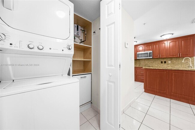 Building Photo - 9 E 4th St