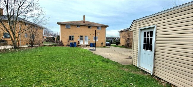 Building Photo - 4973 Robinhood Dr