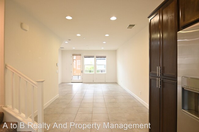 Building Photo - 2 br, 2.5 bath House - 450 E Mission St, #2