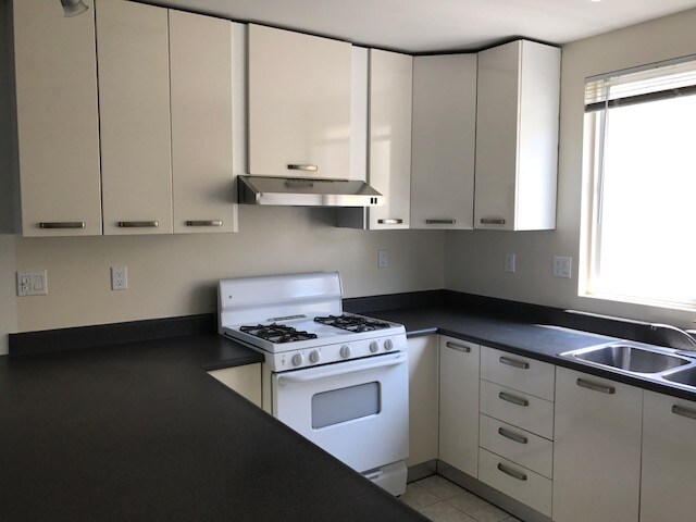 Kitchen - 5842 Waring Ave