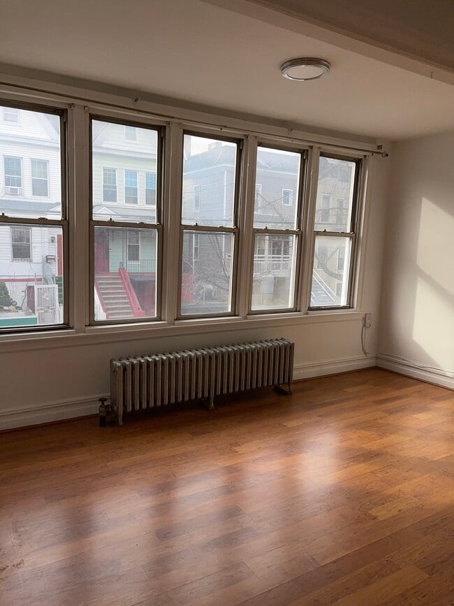 Foto del edificio - 1366 Clay Ave