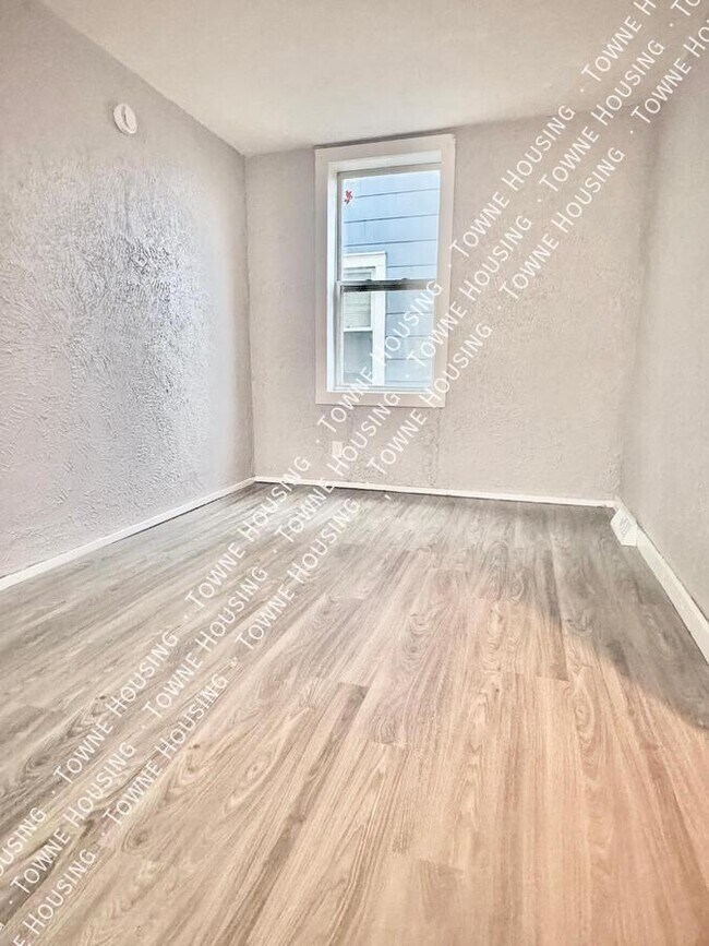 Foto del edificio - 114 Huetter Ave