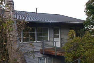 Building Photo - 709 N Forest St