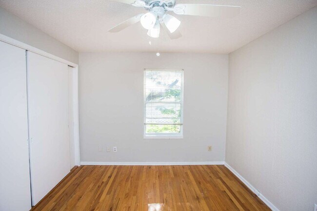 Building Photo - "Spacious 5-Bed Oasis with Granite Elegance & Hardwood Charm in Lubbock!"