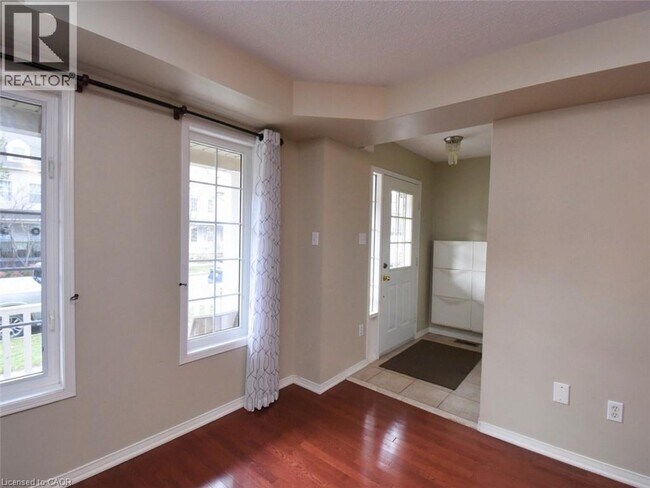 Photo du bâtiment - 115 Gatwick Dr