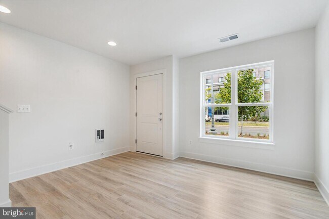Building Photo - 325 Riggs Rd NE