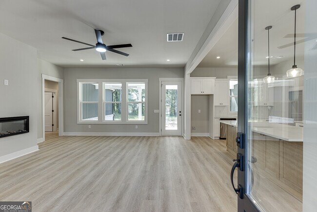 Foto del edificio - 115 Rains Rd