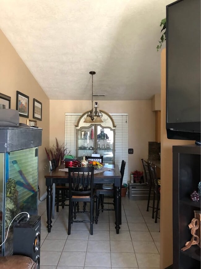 Building Photo - 89 N Paradise Way