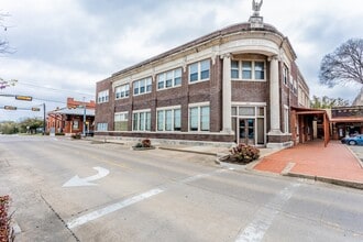 Building Photo - 103 Historic Town Square