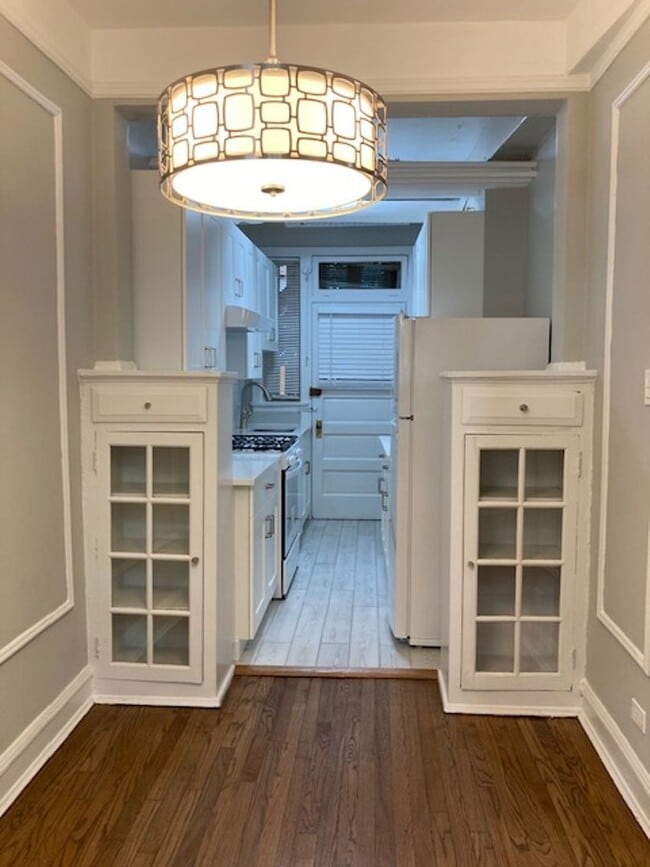 Building Photo - East Rogers Park One Bedroom