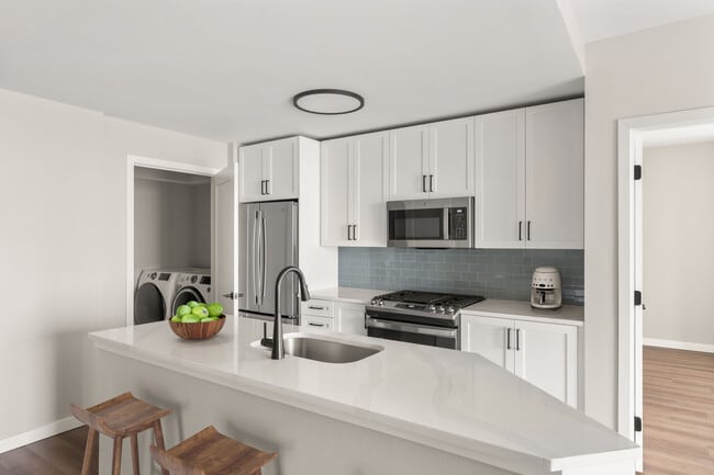 Electrodomésticos de acero inoxidable, encimeras de Caesarstone o cuarzo y cocinas totalmente equipadas elevan su experiencia culinaria. - Elevate