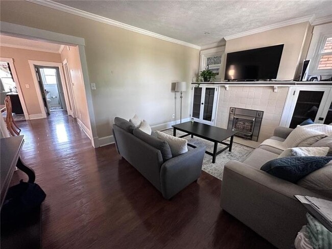 Building Photo - 302 Bailey Ave