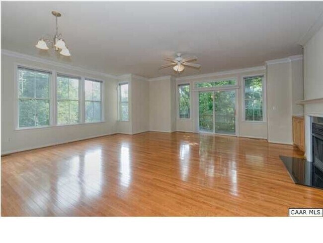 Foto del edificio - Spacious 3 Bedroom Townhouse Close to Down...