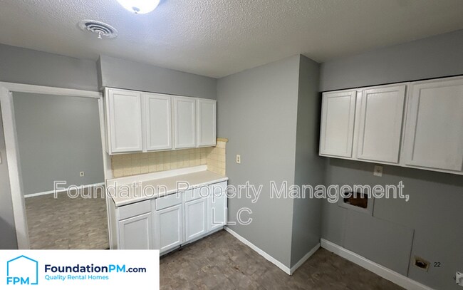 Foto del edificio - 3242 Forest Brook Dr