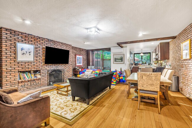Building Photo - 36 W 89th St