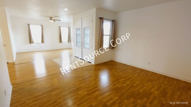 Building Photo - 5 Bedroom, 2.5 Bathroom two story home for...
