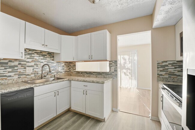 Foto del edificio - 293 Country Club Dr