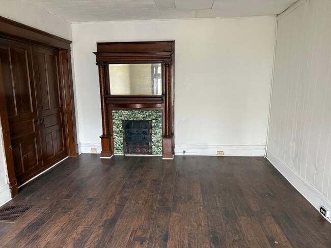 Foto del edificio - 447 E Silver St