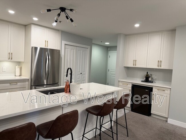 Building Photo - 228-1099 Sunset Dr