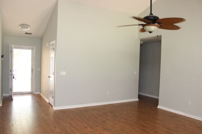 Building Photo - Ranch Home w/ Privacy Fence
