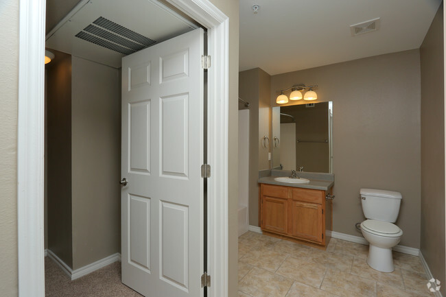 1HAB - 740 ft² - Baño - Pryor Creek