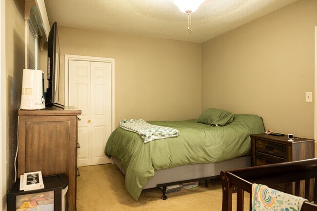 Dormitorio 1 - 613 E 3rd Ave
