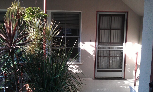 Apt Front Entrance - 2038 N Hoover St