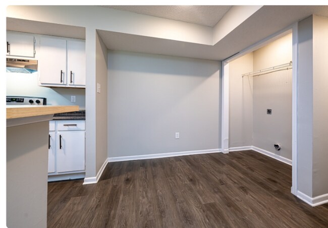 Foto del edificio - 2121 Lobdell Blvd