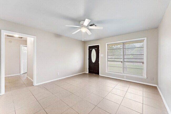 Foto del edificio - Beautifully remodeled 4 bedroom bath and a half with ceramic tile through out and laminate floori...