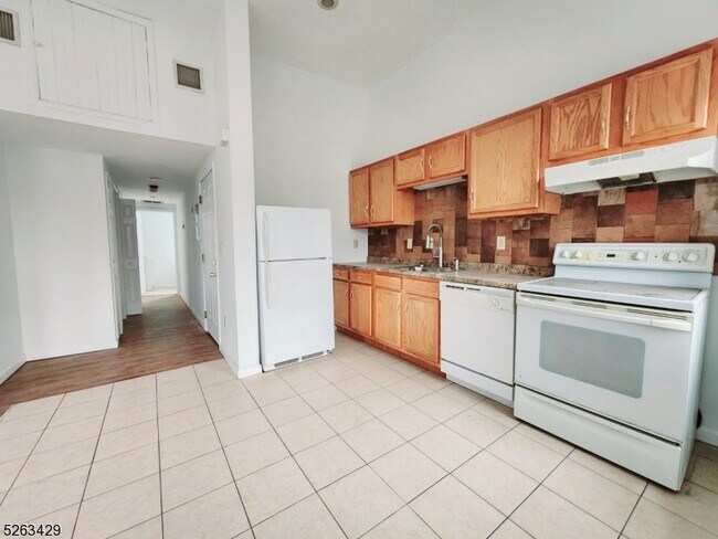 Building Photo - 360 Chambers St