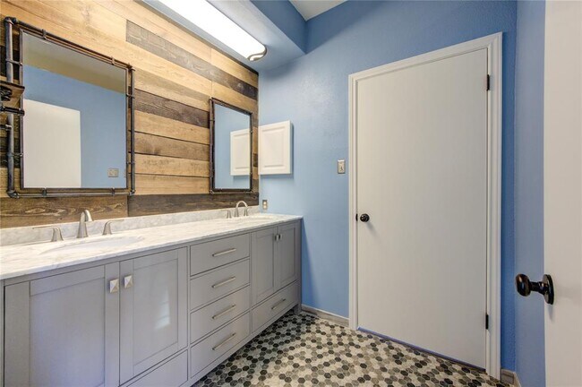 Building Photo - 2121 El Paseo St