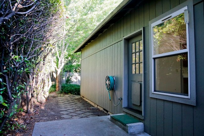 Building Photo - 540 Clay St