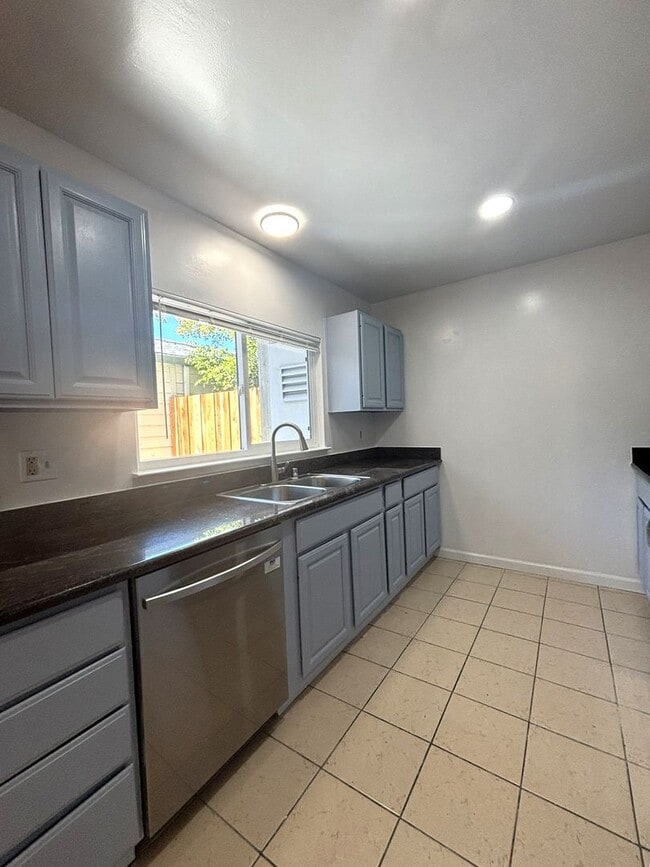 Building Photo - Beautifully Updated 4-Bedroom, 2.5-Bath To...