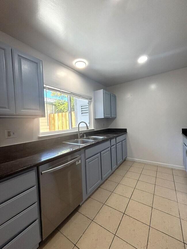 Foto del edificio - Beautifully Updated 4-Bedroom, 2.5-Bath To...
