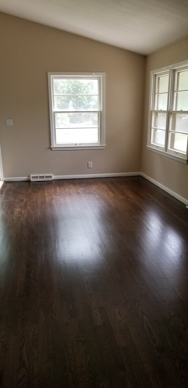 Building Photo - 202 Brookside Dr
