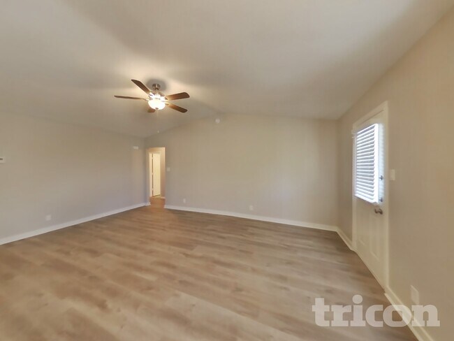 Foto del edificio - 921 Loganwood Dr