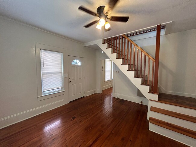 Foto del edificio - 1400 W Chapel Hill St