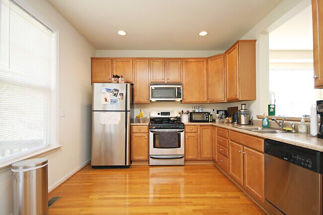 Building Photo - Pet Friendly Mill Creek Village Townhome